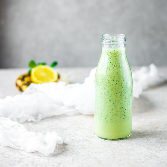 Koktajl z nasionami chia i herbatą matcha