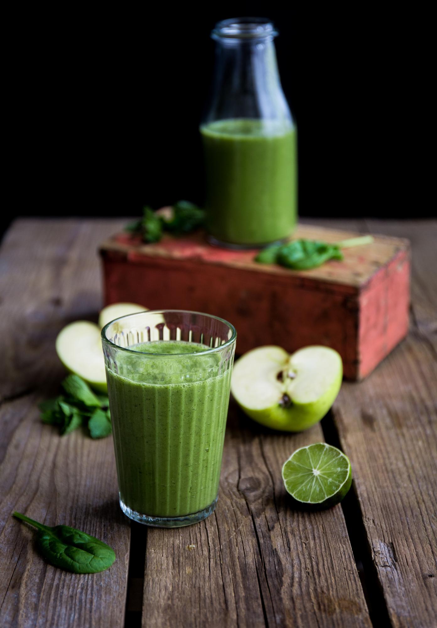 Smoothie jabłkowe z miętą i limonką