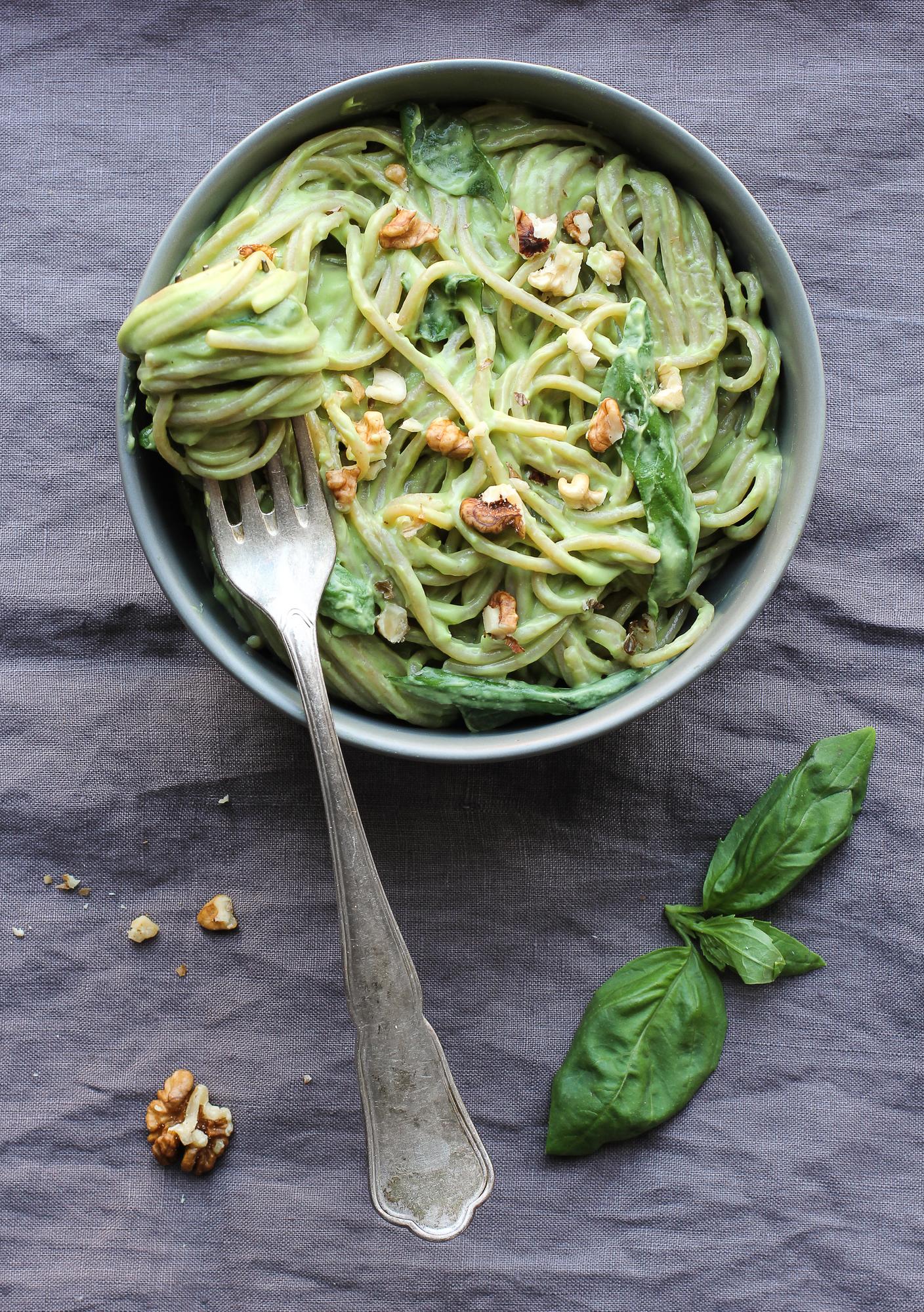 Spaghetti z sosem z awokado