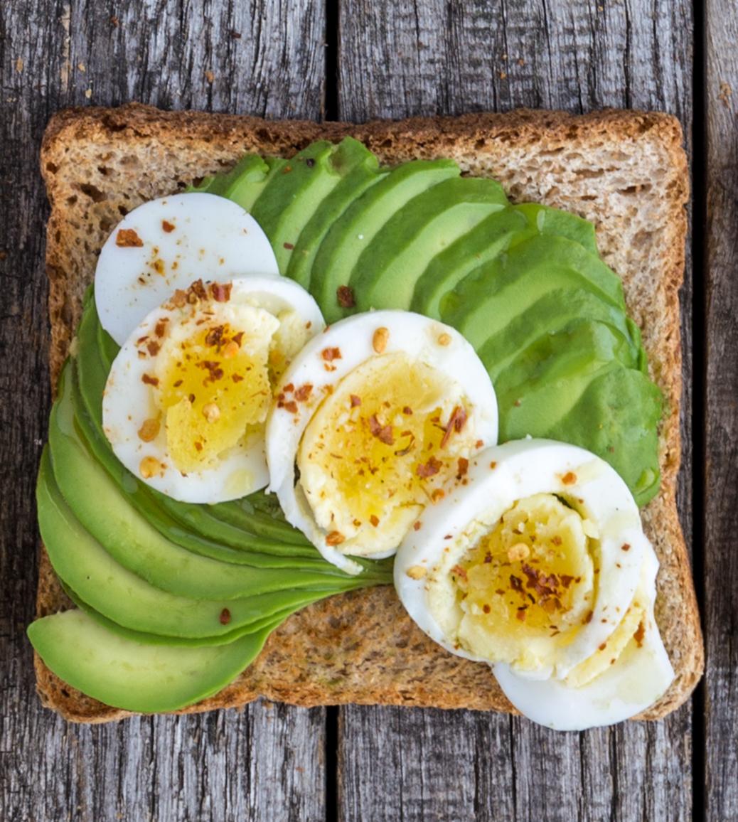 Tost z awokado, jajkiem i chili