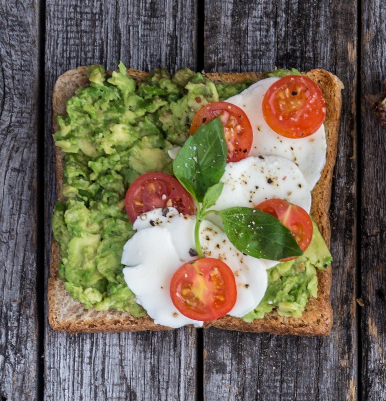 Tosty z awokado, mozzarellą i pomidorami