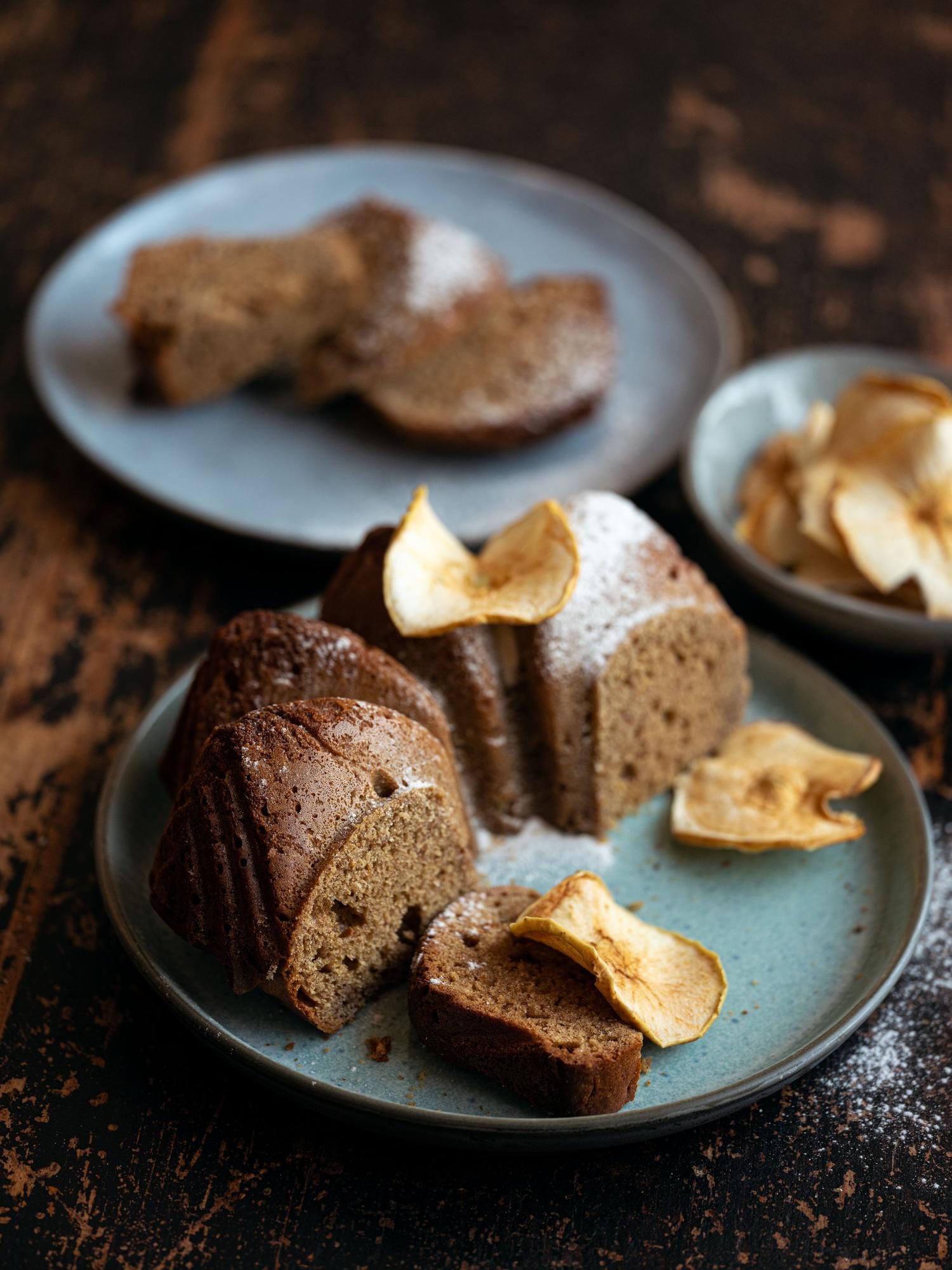 Babka z orzechami i jabłkami