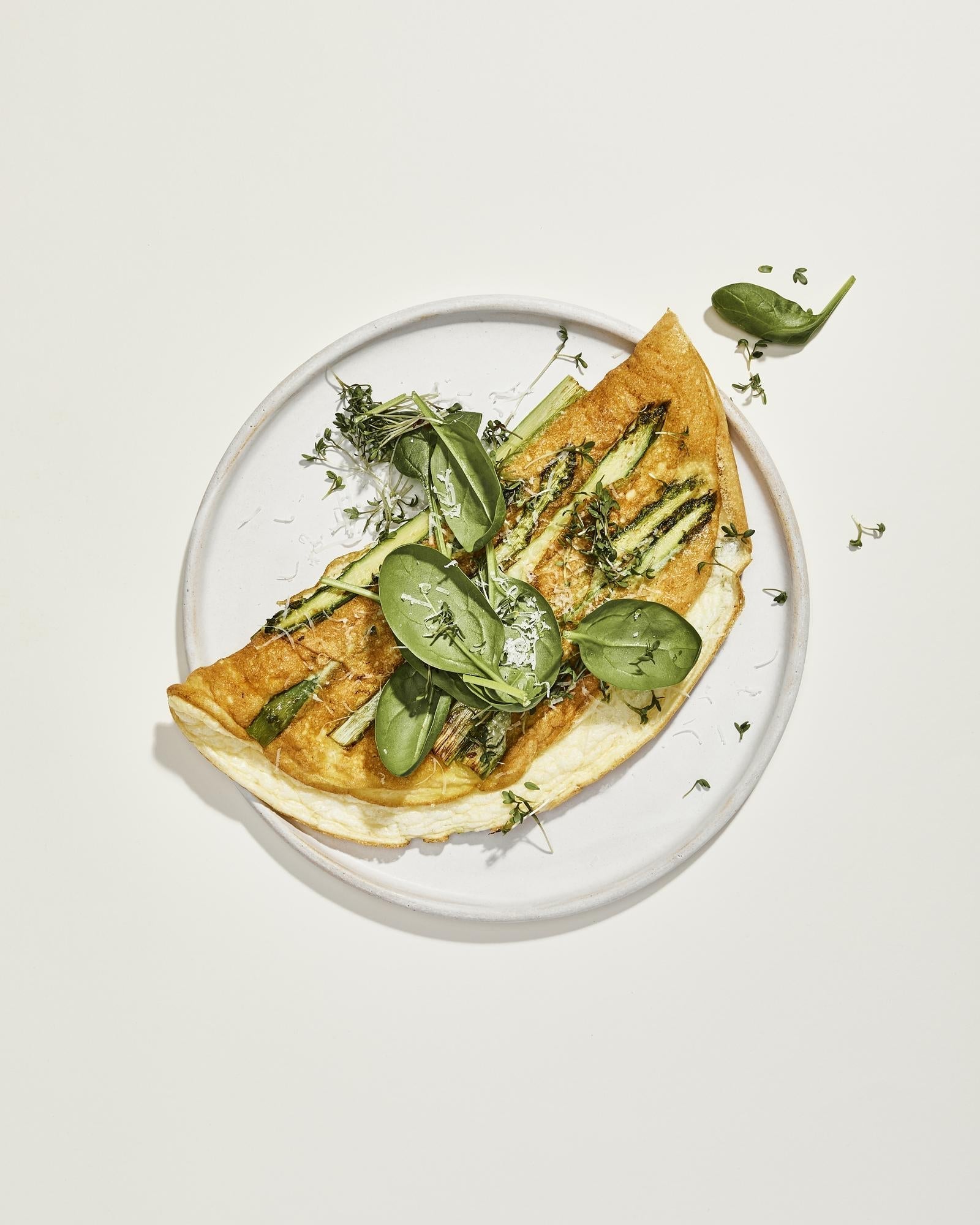 Omlet białkowy ze szparagami i ricottą