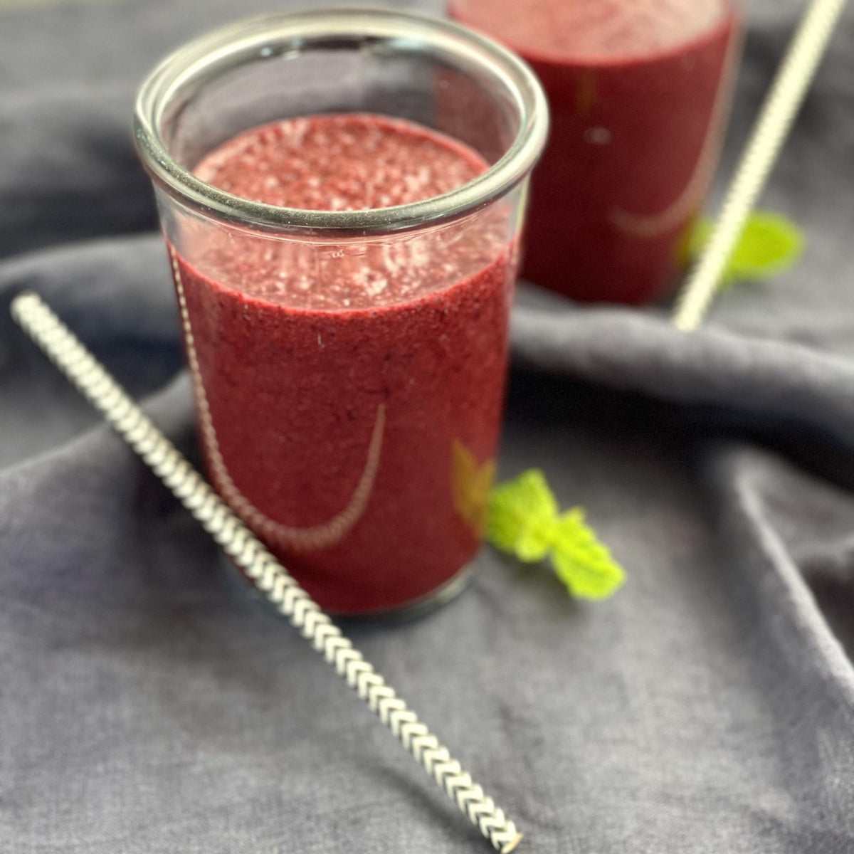 Smoothie jagodowe z jabłkami i daktylami