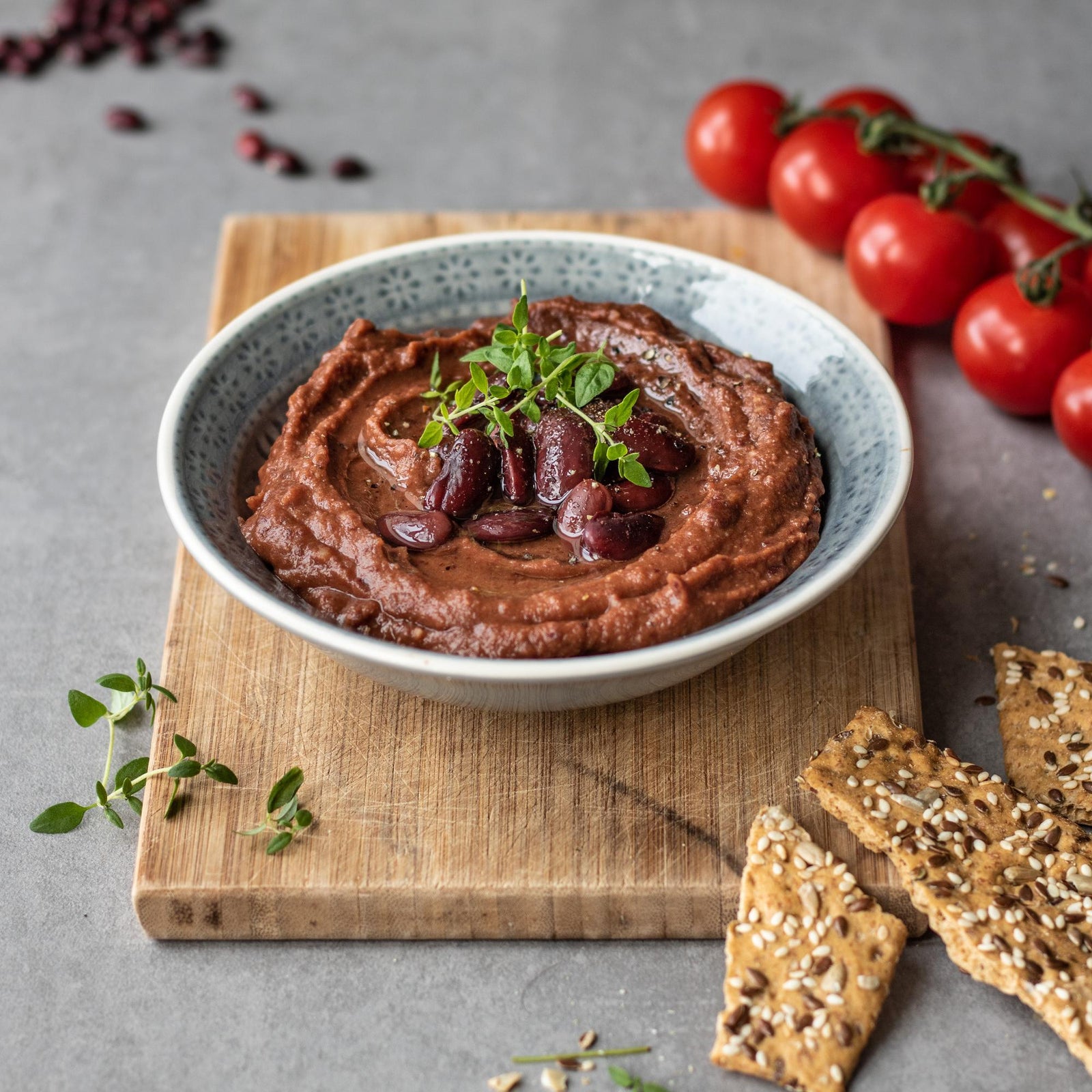 Pasta do pieczywa z fasolą, suszonymi pomidorami i chili