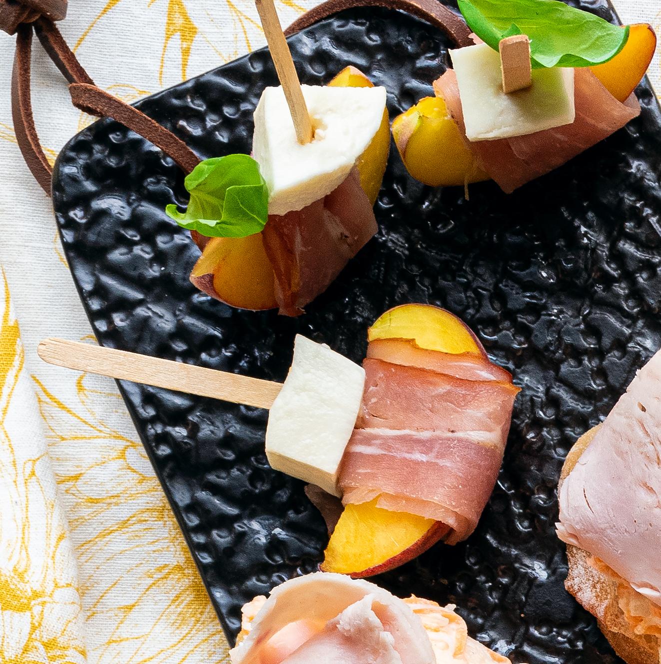 Brzoskwinie z szynką parmeńską i mozzarellą