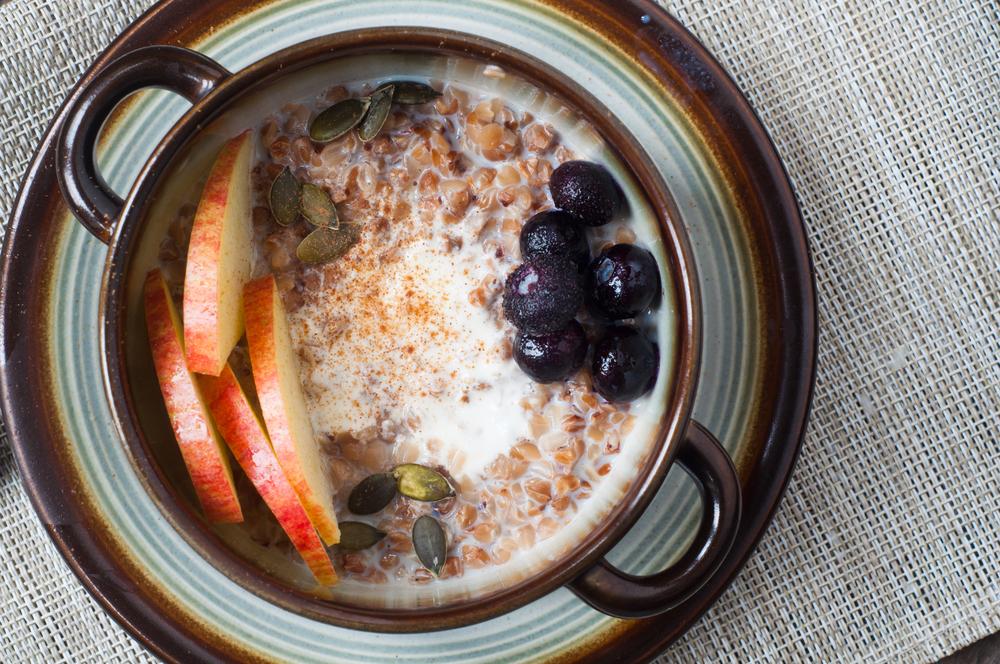 Kasza gryczana z jabłkiem i cynamonem