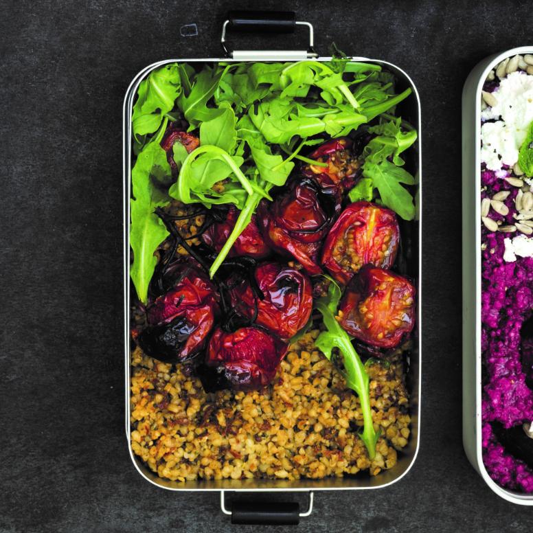 Bulgur z pesto domowej roboty i pieczonymi pomidorami