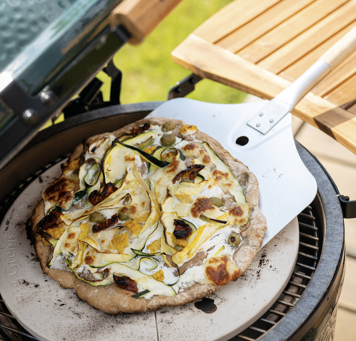 Pełnoziarnista pizza z ricottą i cukinią