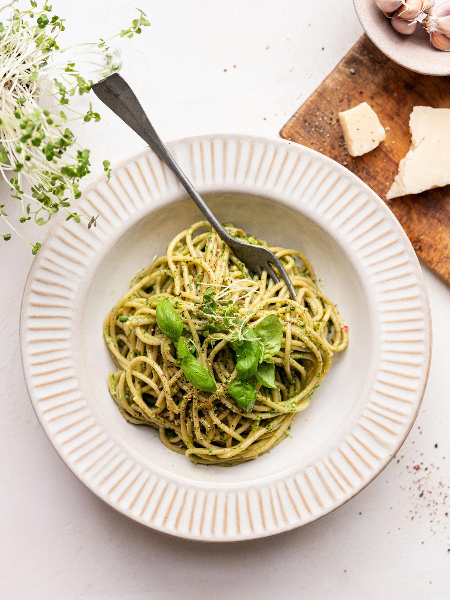 Razowe spaghetti z pesto z pieczonego czosnku