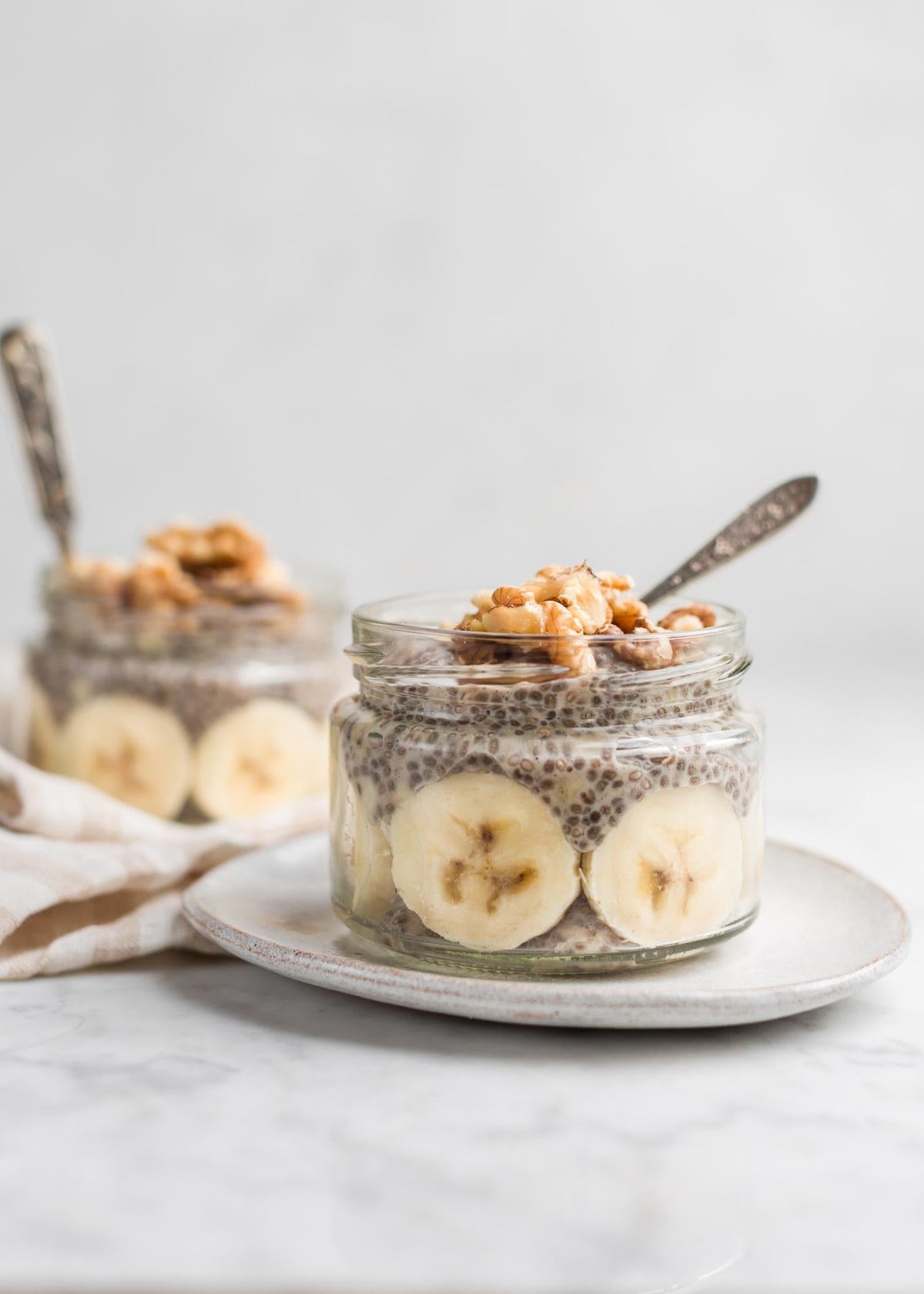 Budyń chia z bananami i orzechami włoskimi