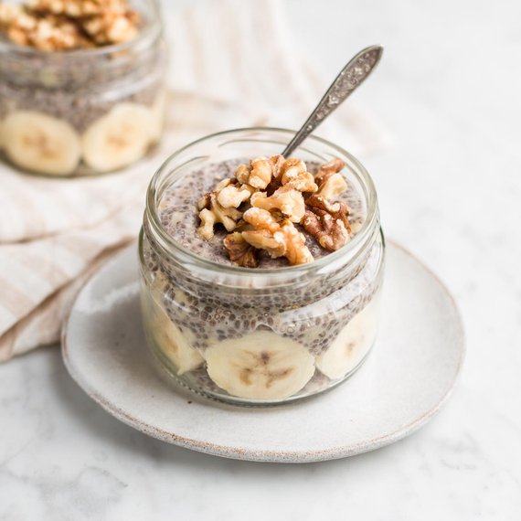 Budyń chia z bananem i orzechami włoskimi
