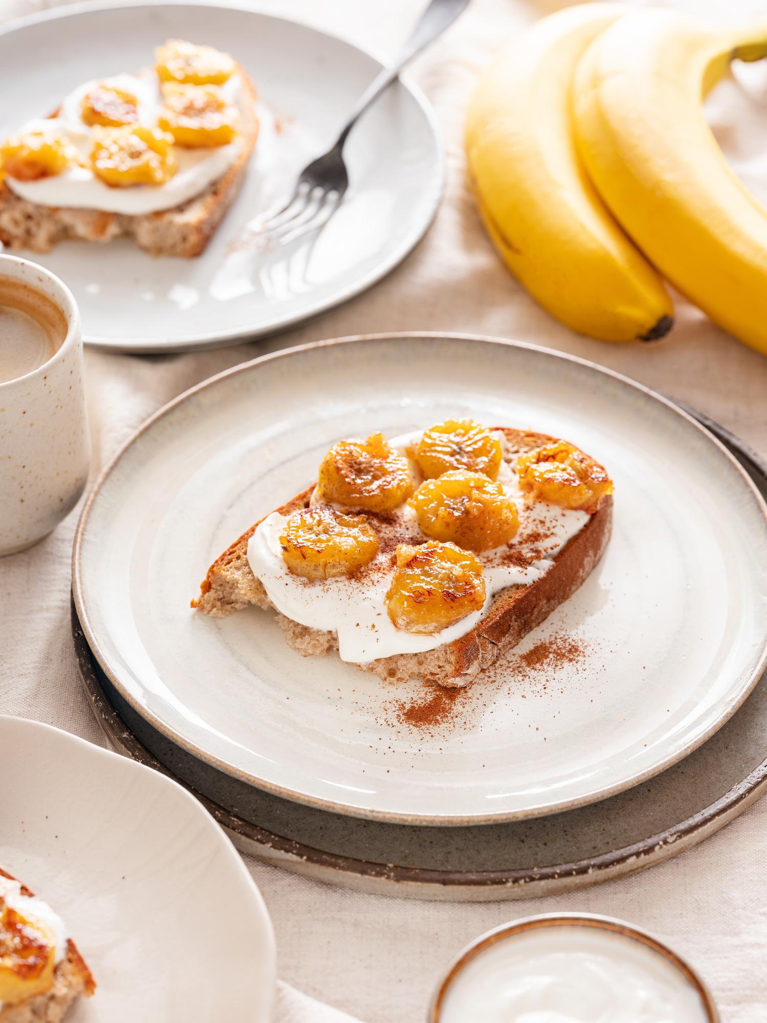 Chleb z karmelizowanym bananem i twarogiem