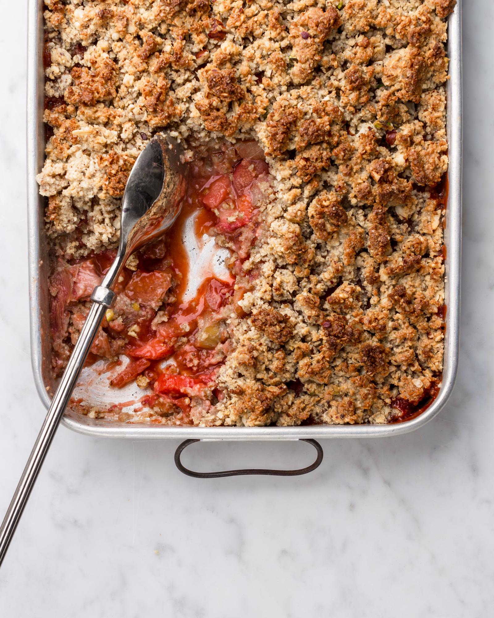 Crumble z rabarbarem i truskawkami