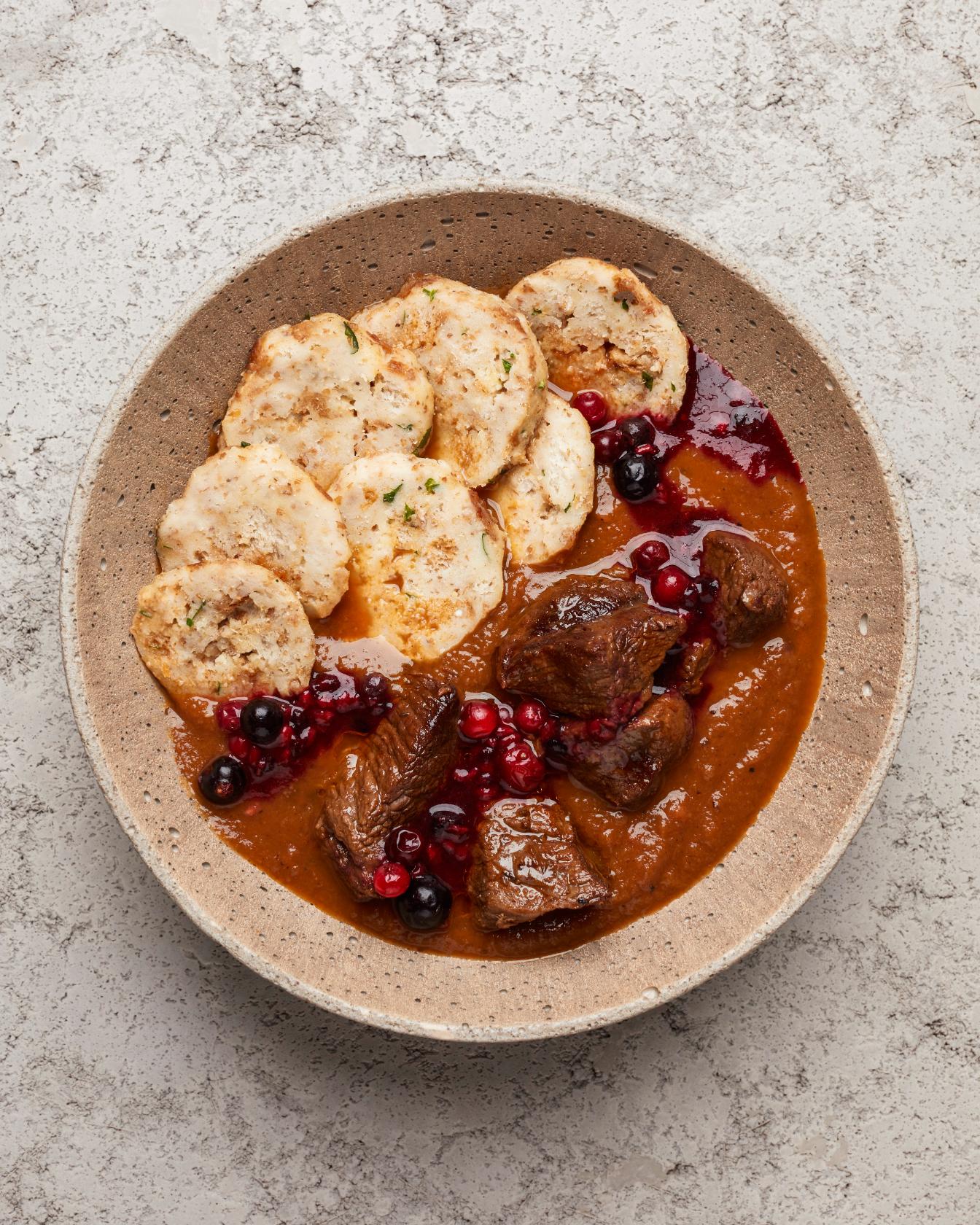 Ragù z daniela z owocami leśnymi
