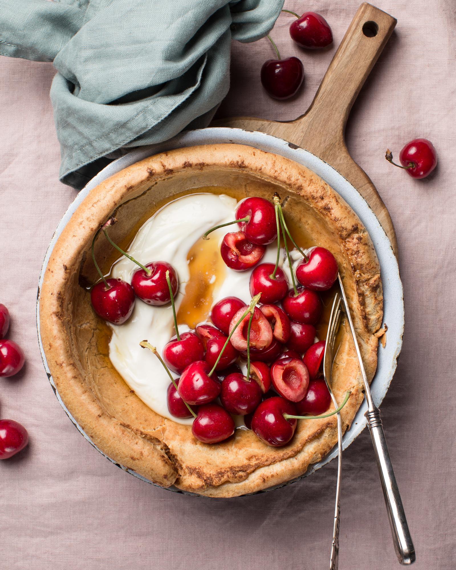 Dutch baby z wiśniami