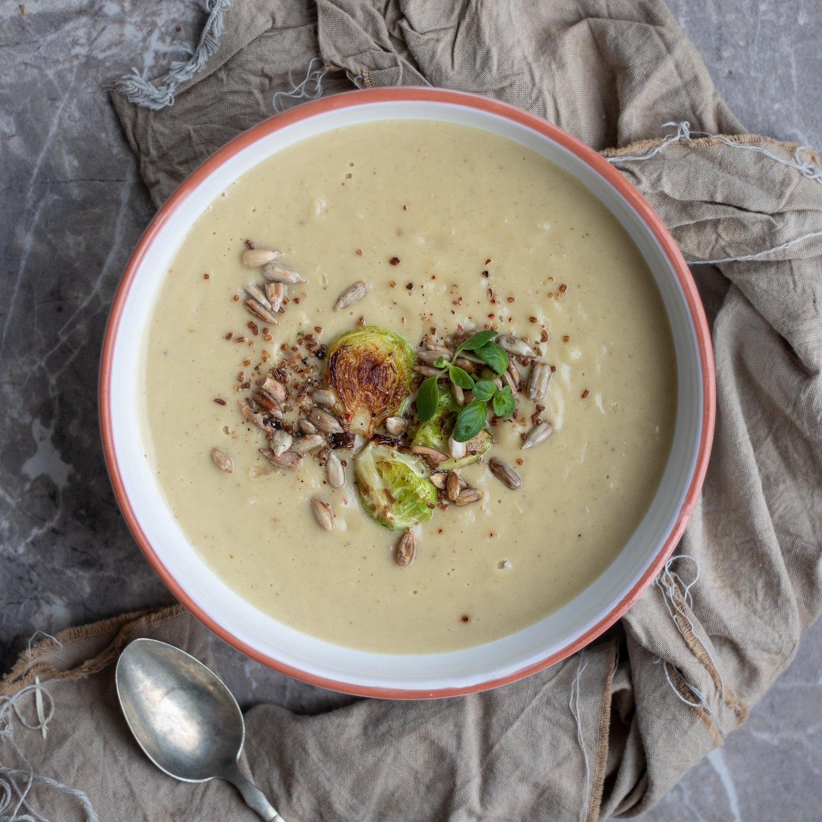 Delikatna zupa krem z kapusty włoskiej