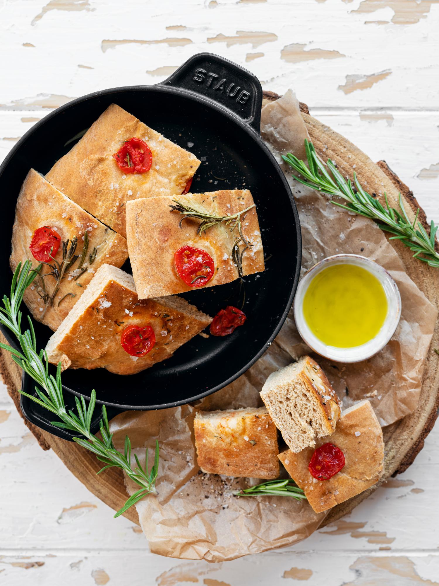 Focaccia z rozmarynem i pomidorami