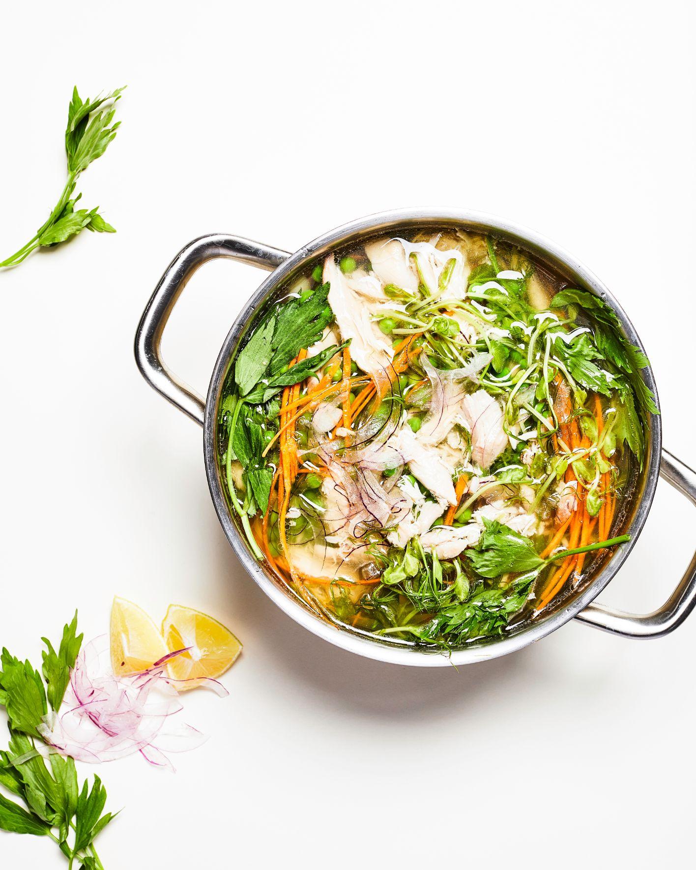 Wiosenna zupa z piersią z kurczaka