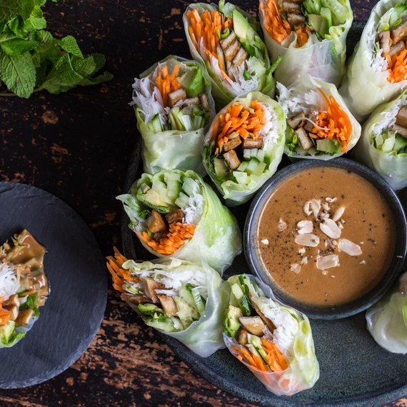Spring rolls z wędzonym tofu i sosikiem orzechowym