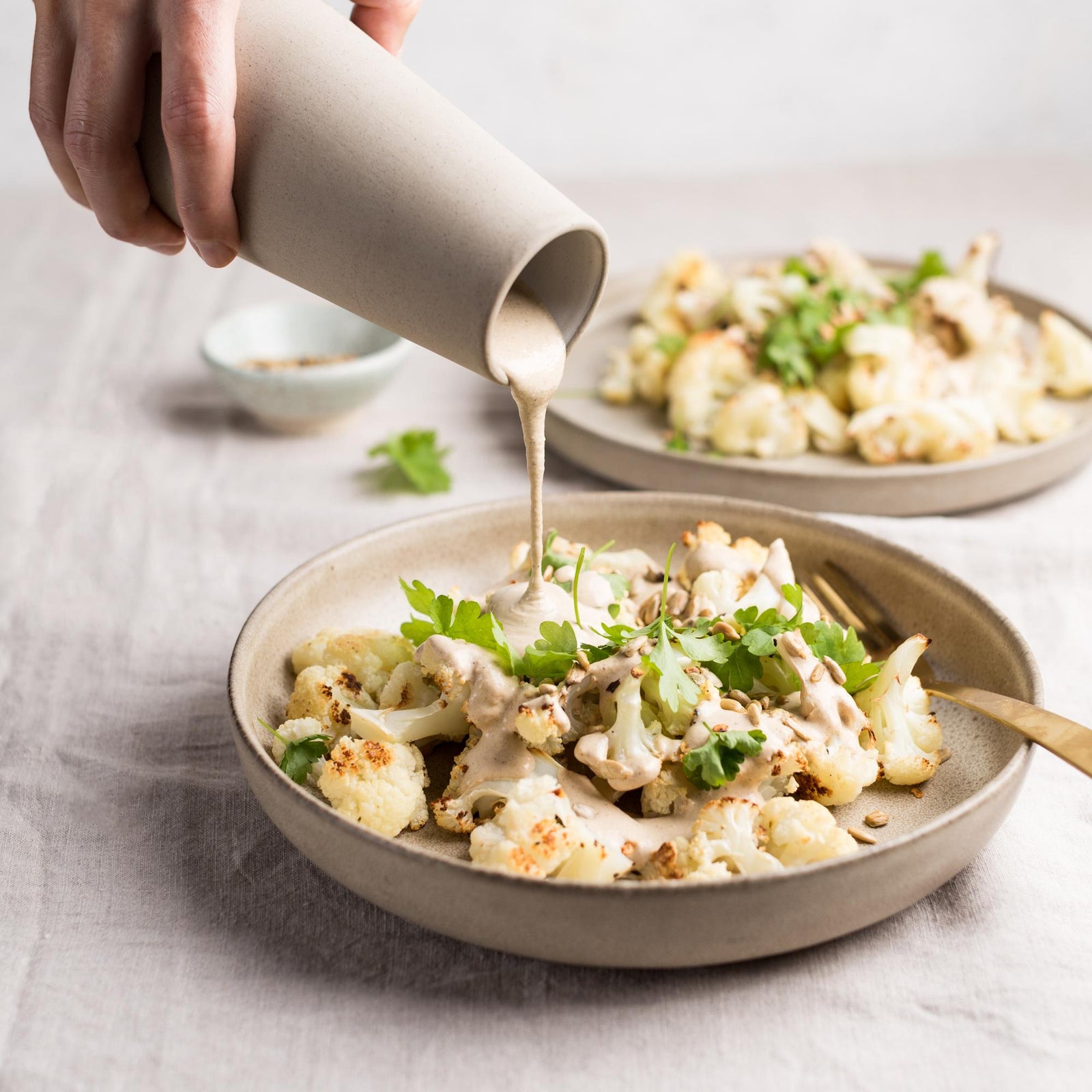 Pieczony kalafior w sosie tahini