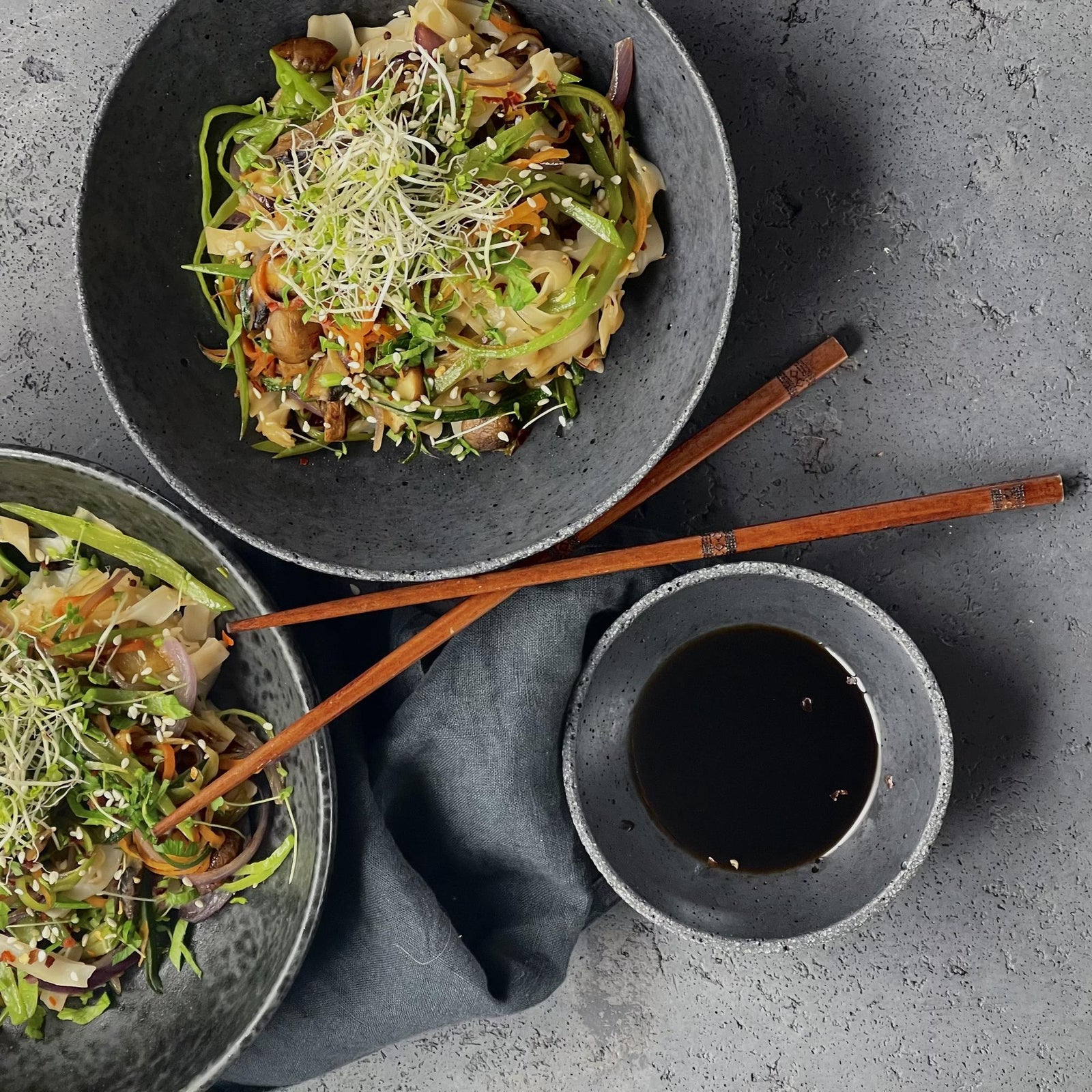 Stir fry z kostką sojową i makaronem ryżowym