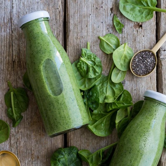 Zielone smoothie z awokado, bananem i ananasem