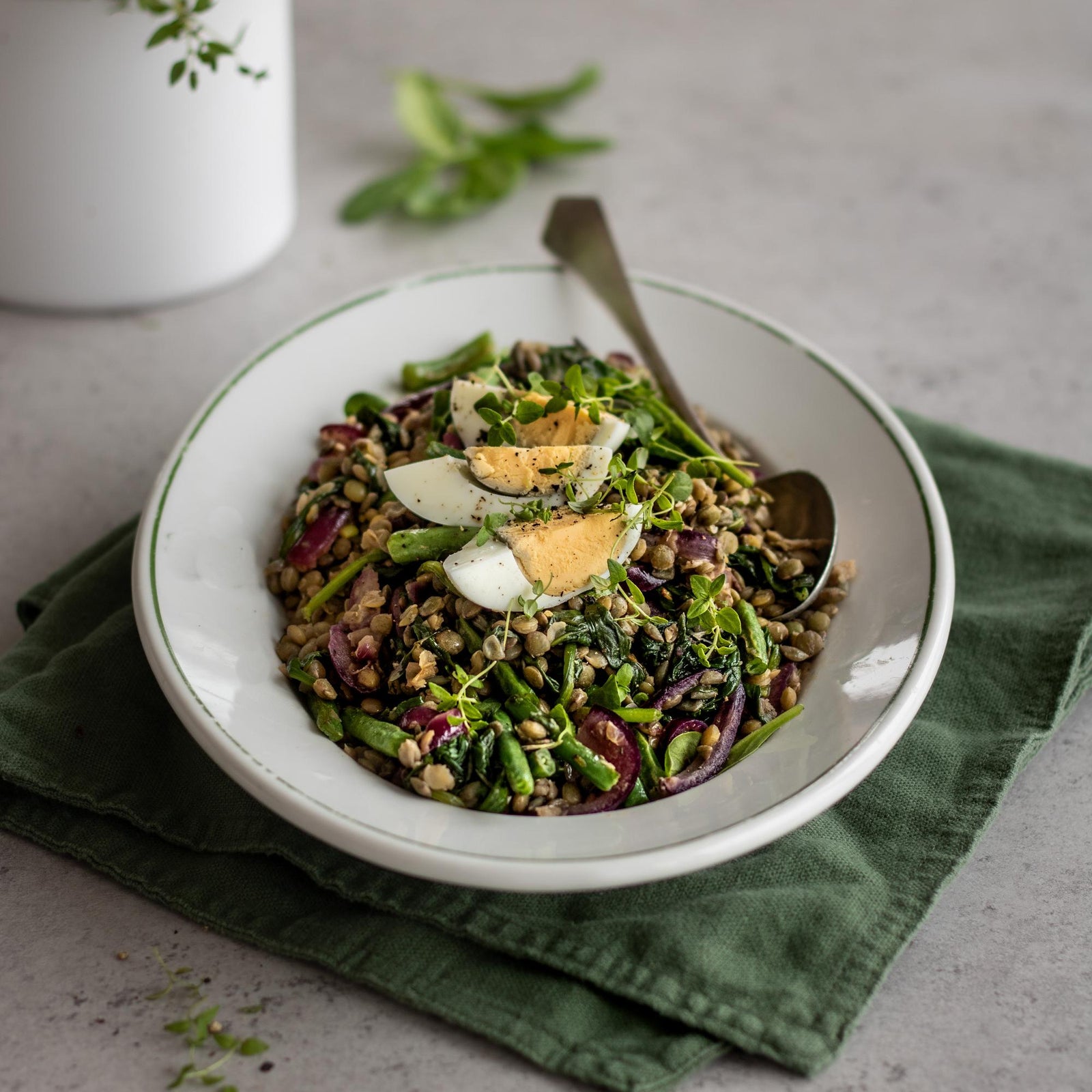 Sałatka z zieloną soczewicą i jajkiem na twardo