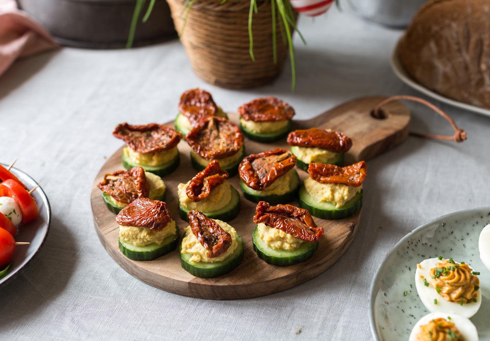 Koreczki z ogórków i humusu