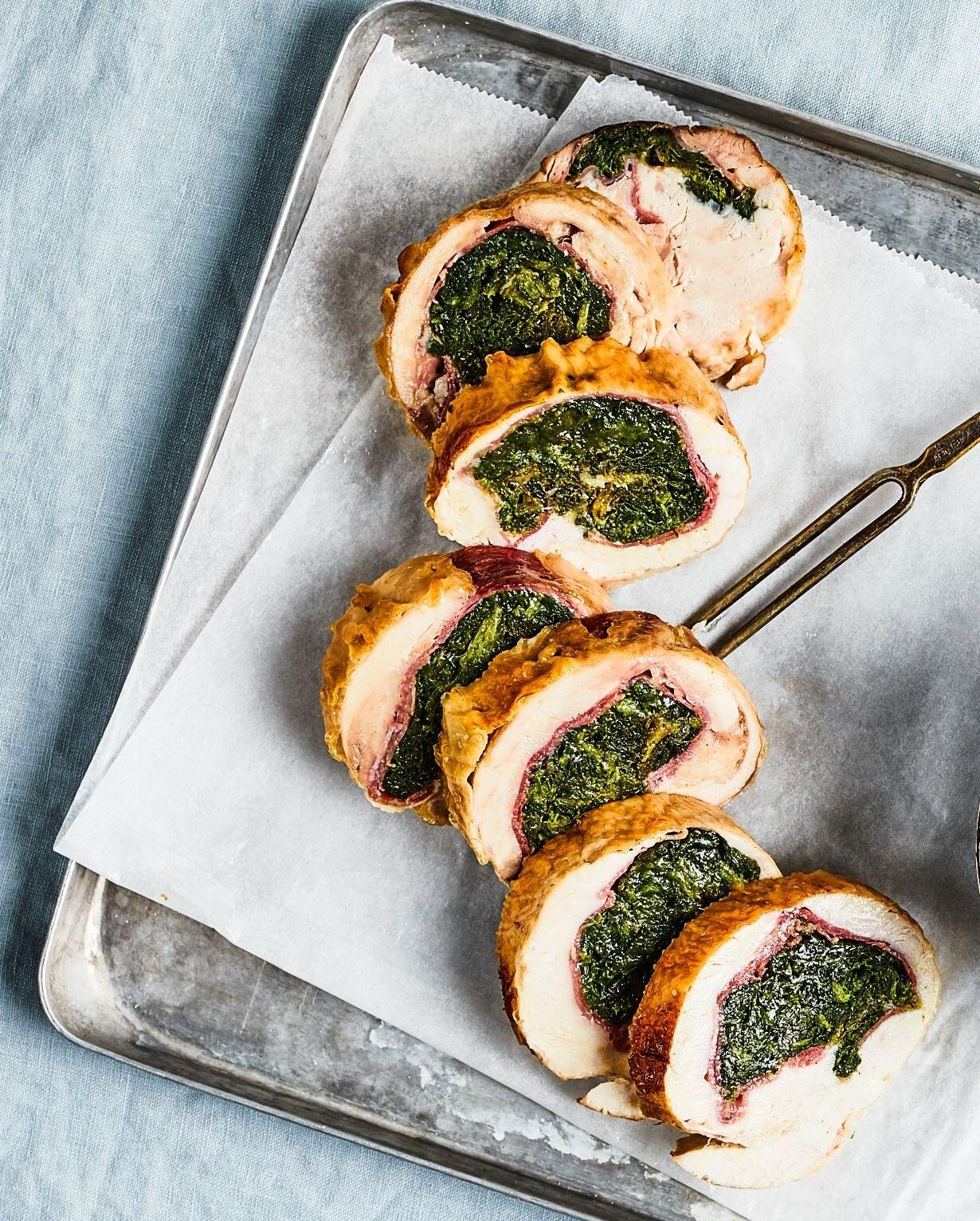 Rolada drobiowa z suszoną szynką, parmezanem i szpinakiem