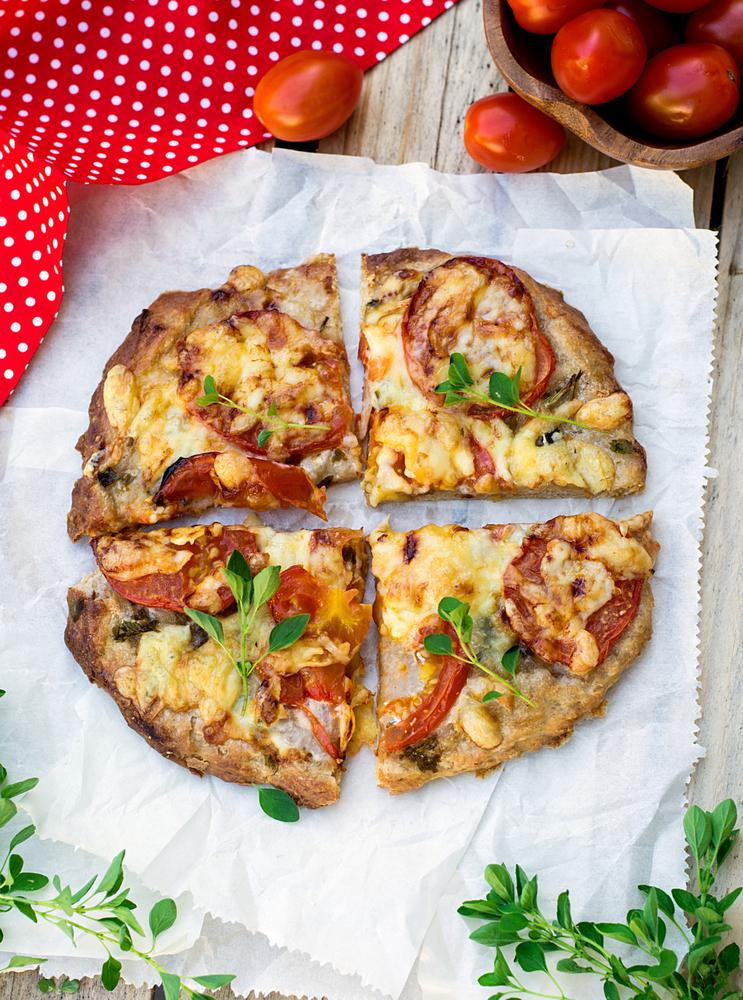 Domowa pizza na cieście razowym