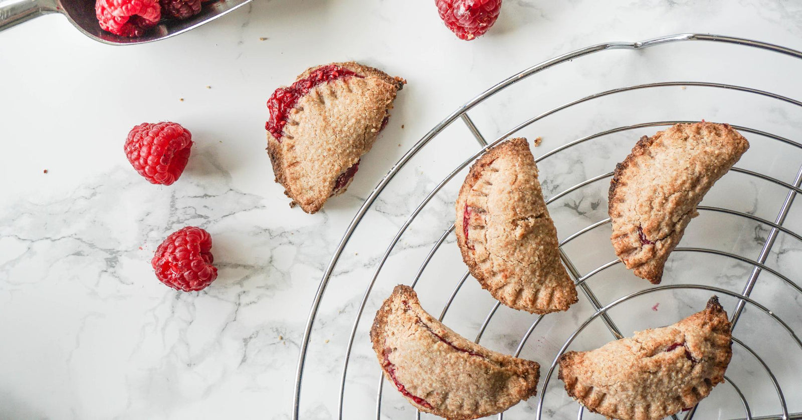 Kruche ciastka z malinami
