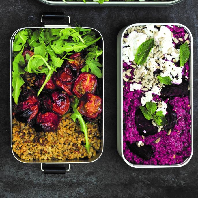 Kasza jaglana z buraczanym pesto, miętą i serem kozim