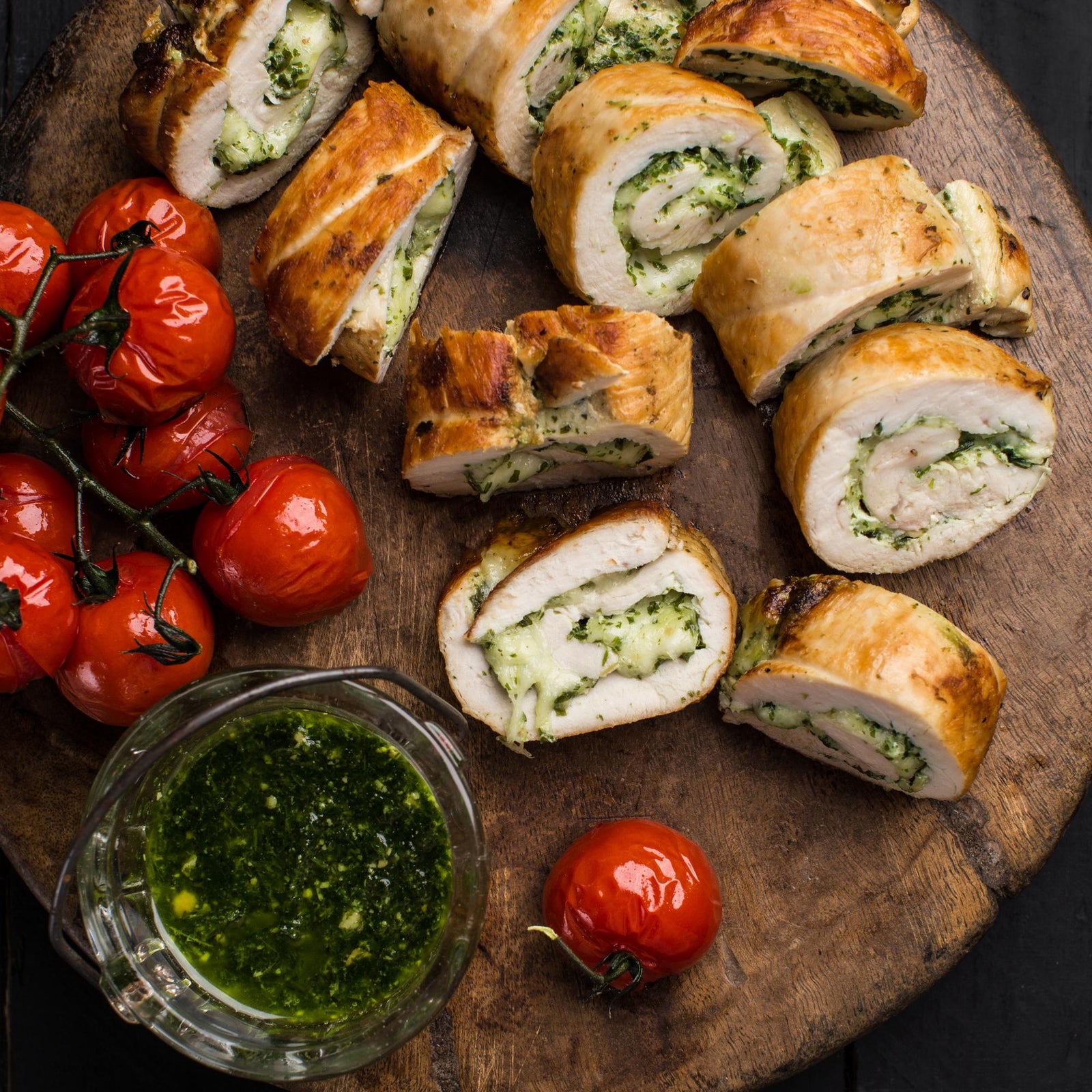 Roladki z kurczaka z pesto, mozzarellą i pieczonymi pomidorkami koktajlowymi