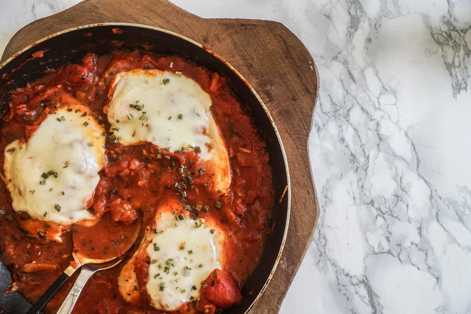 Pierś z kurczaka w sosie pomidorowym z mozzarellą