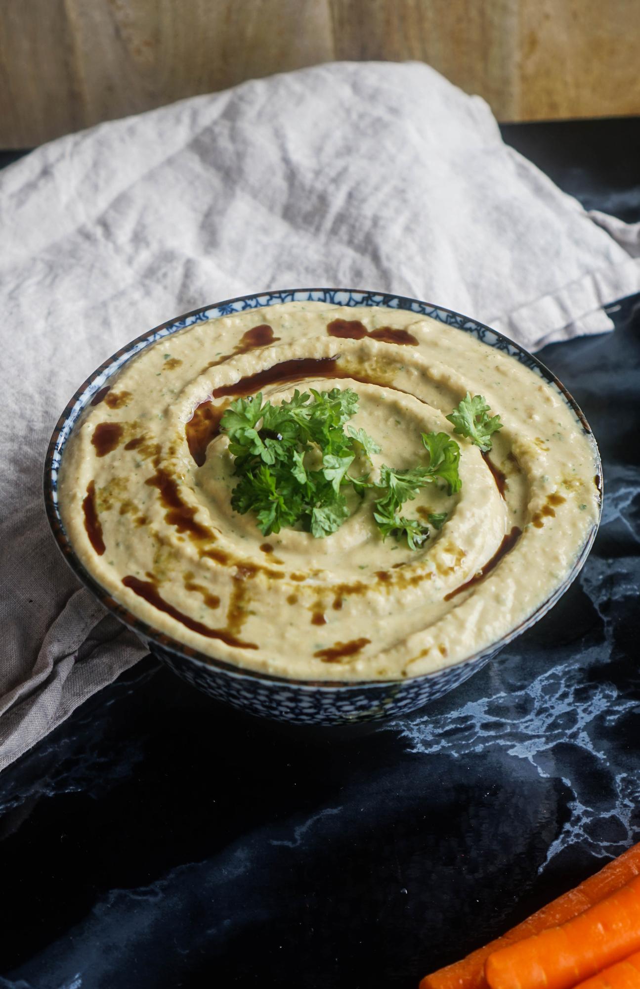 Humus z jogurtem i pietruszką