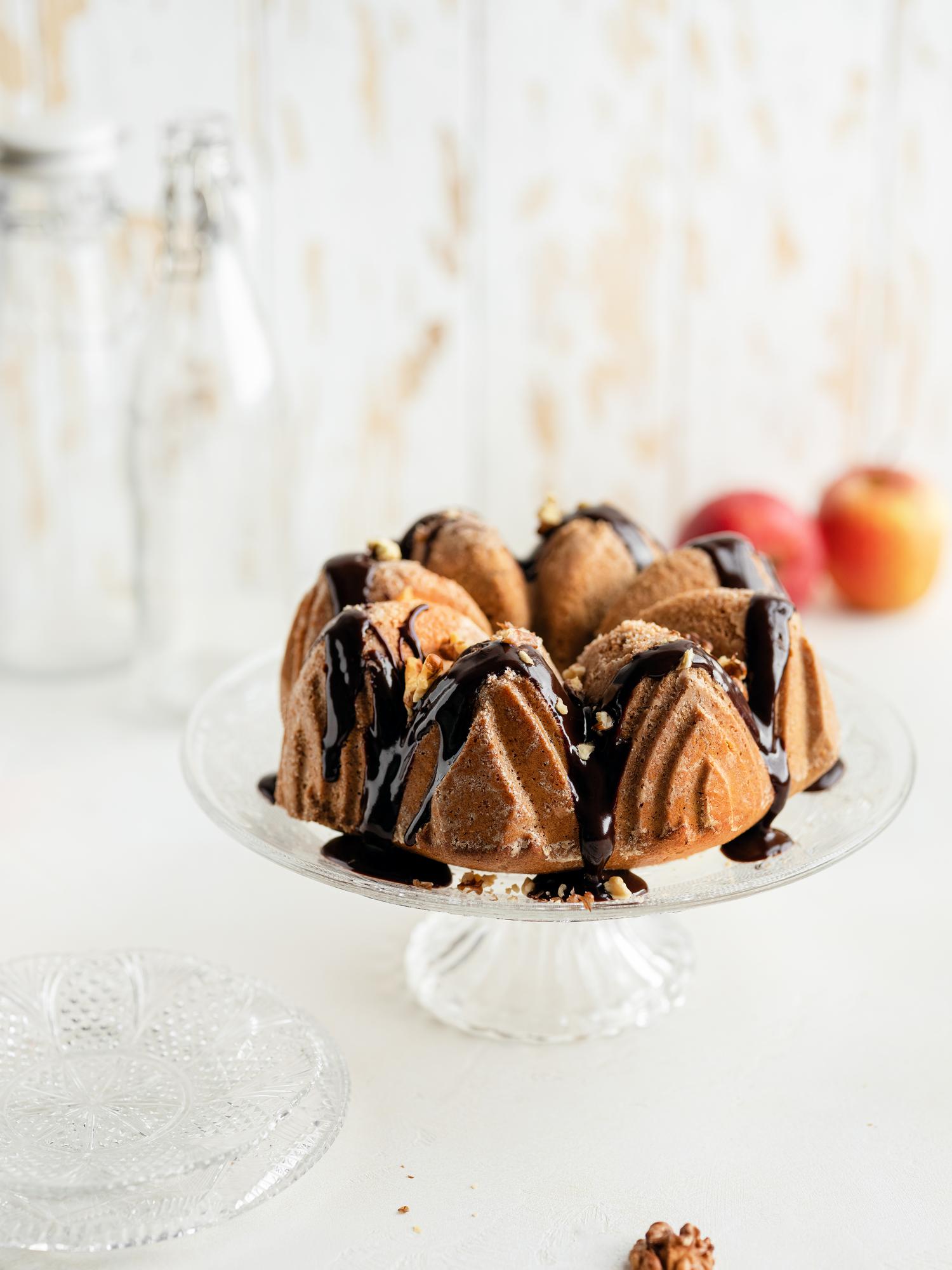 Jabłkowa babka z orzechami