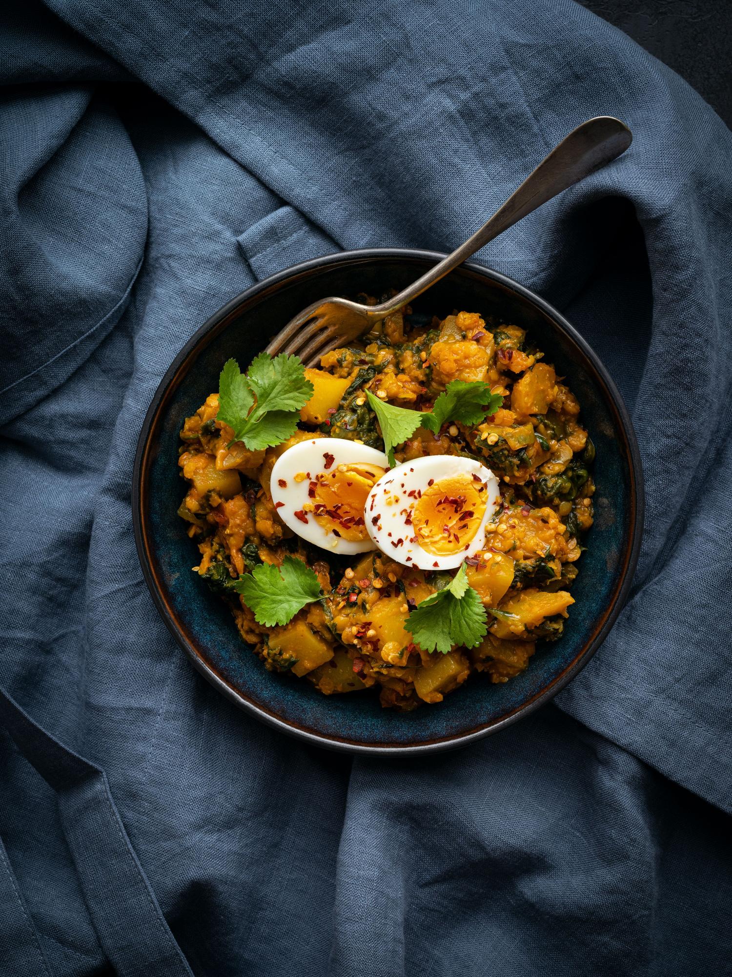 Curry z czerwoną soczewicą i jajkiem