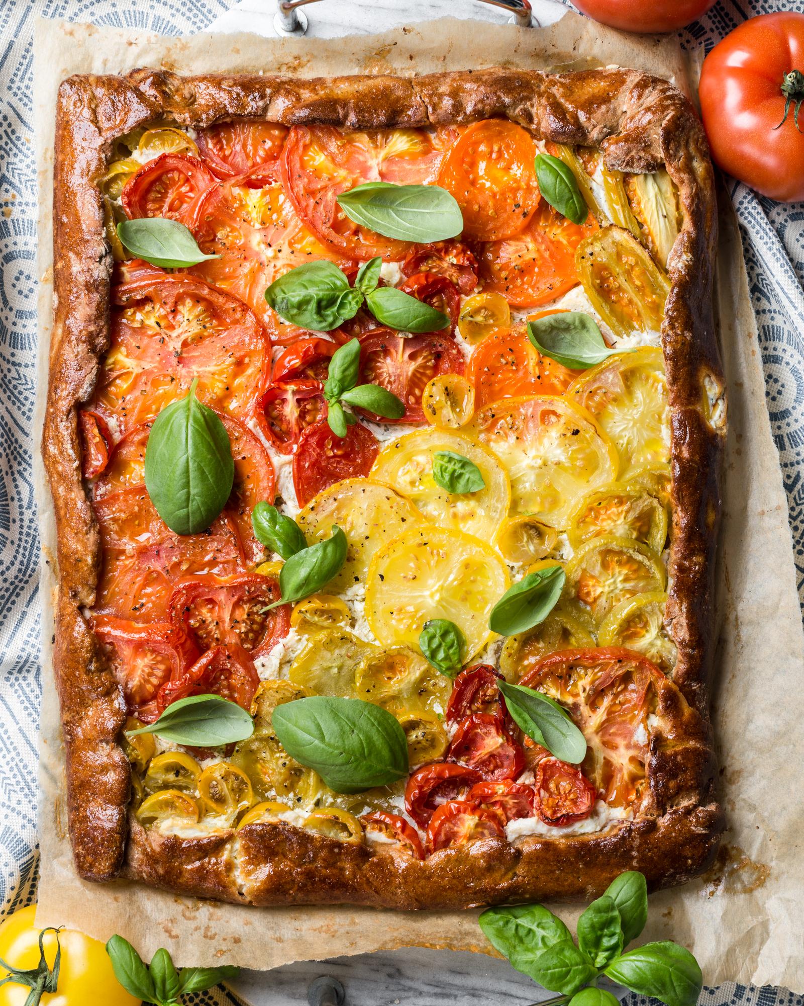 Tarta z kolorowymi pomidorami