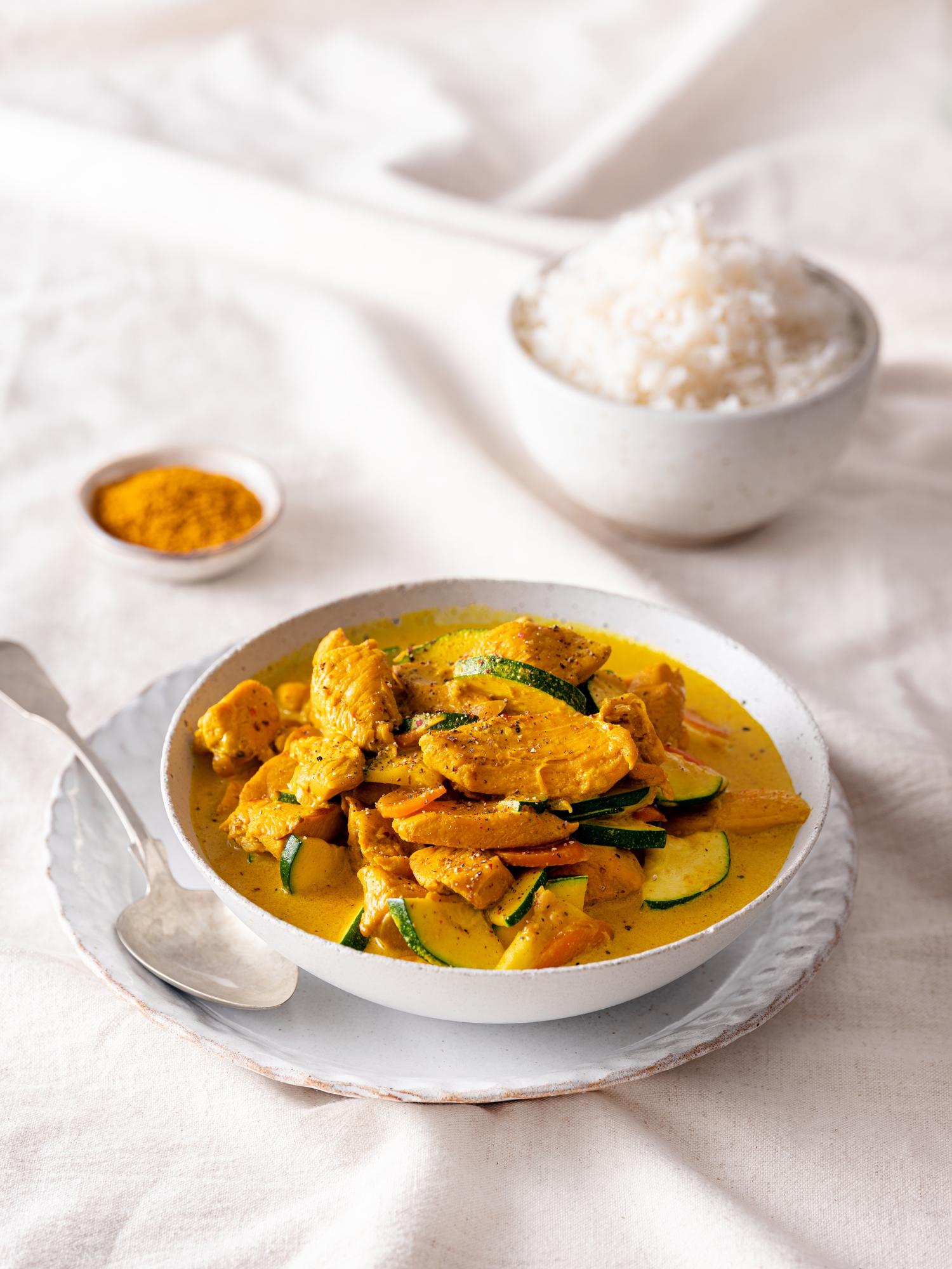 Kawałki kurczaka w sosie curry