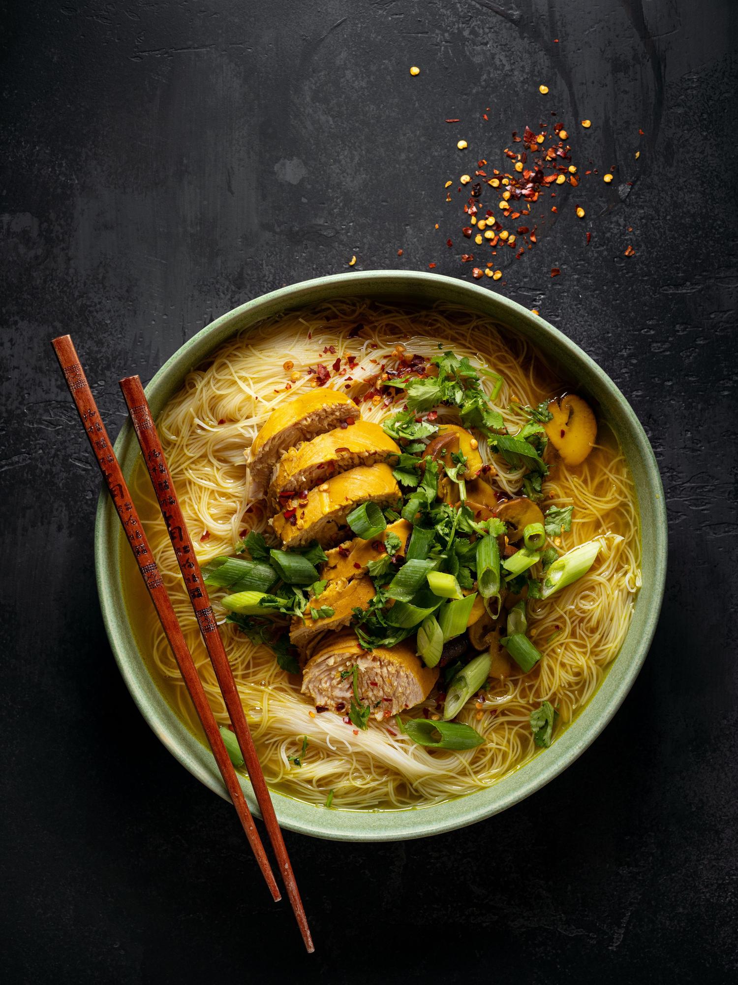 Zupa kurczakowa ze szklanymi makaronami i curry