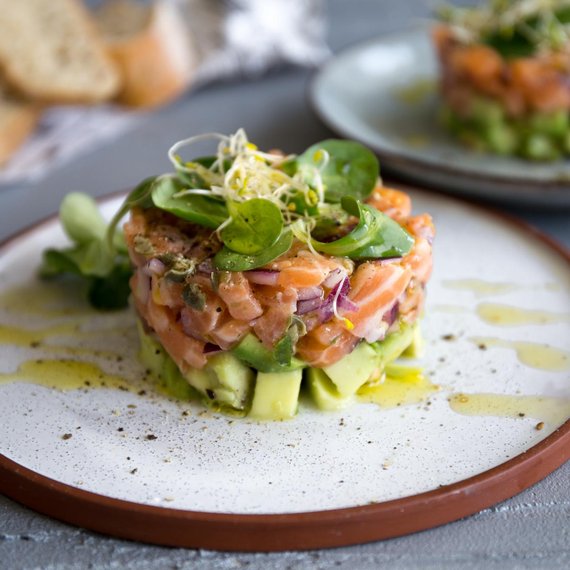 Tatar z łososia i awokado