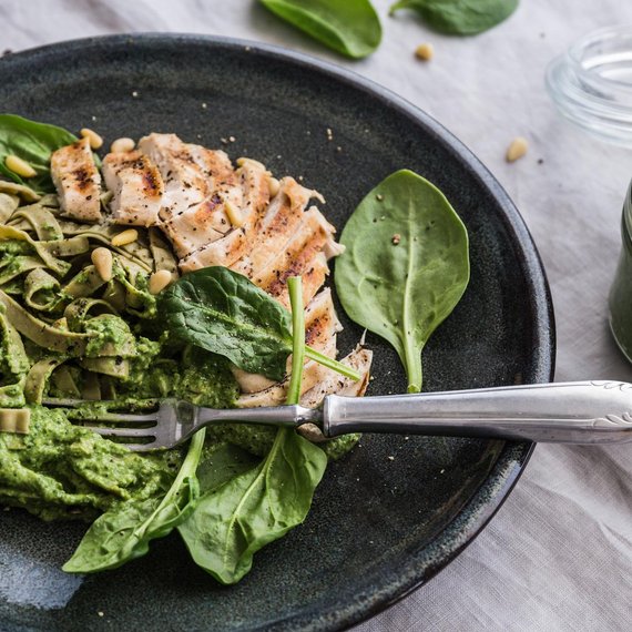 Makaron kukurydziany z kurczakiem i domowym pesto