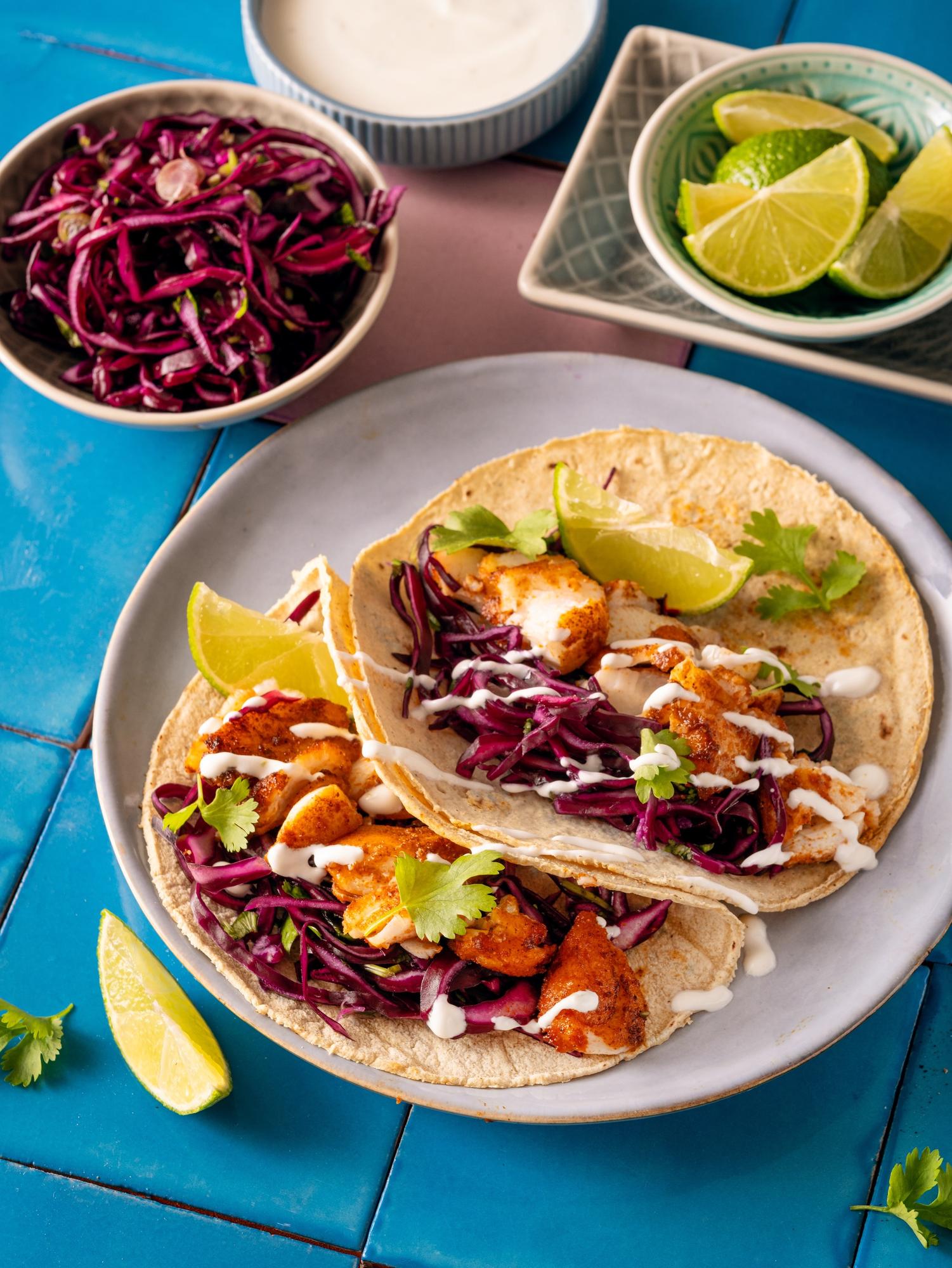 Meksykańskie rybne tacos z sałatką z kapusty i kremem limonkowym