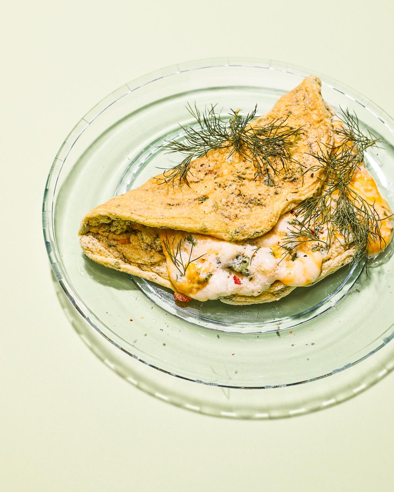 Puszysty omlet serowy ze szczypiorkiem i koprem