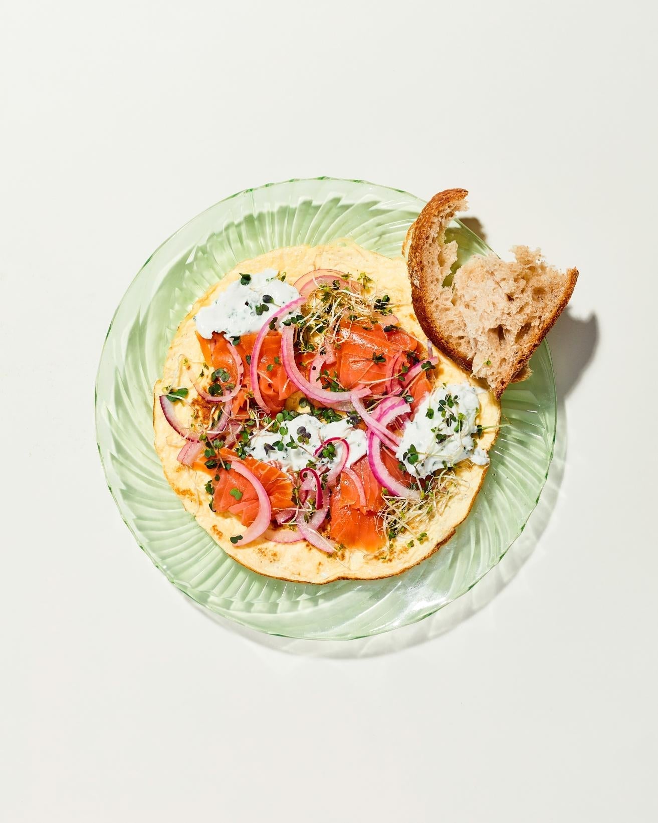 Omlet z twarogiem i wędzonym łososiem