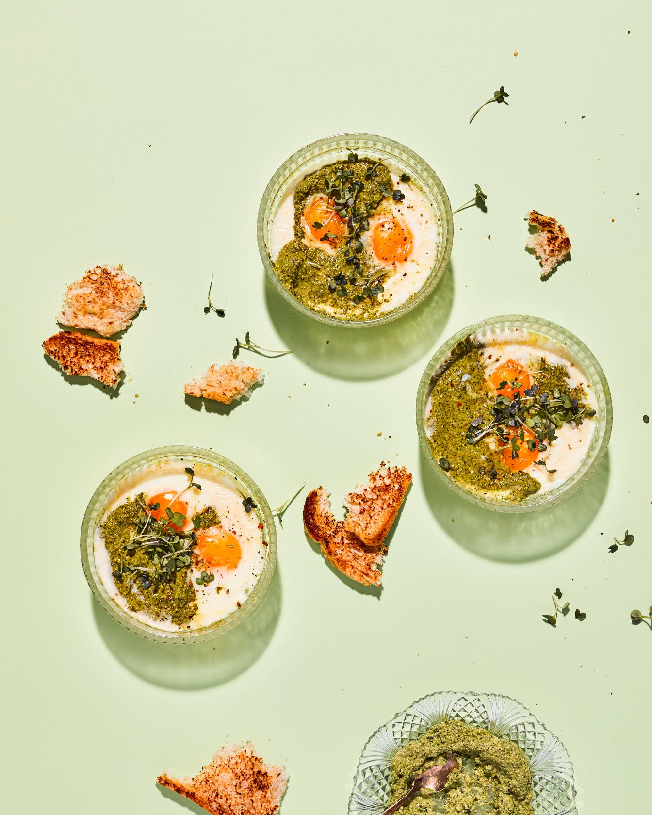 Pieczone jajka z pesto miętowo-kolendrowym