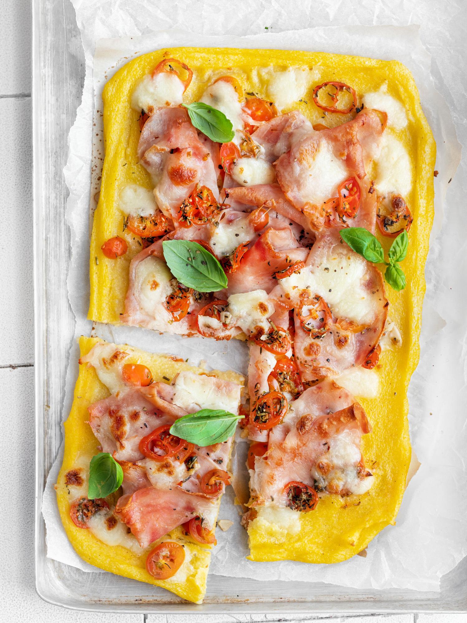 Pizza polentowa na blachę