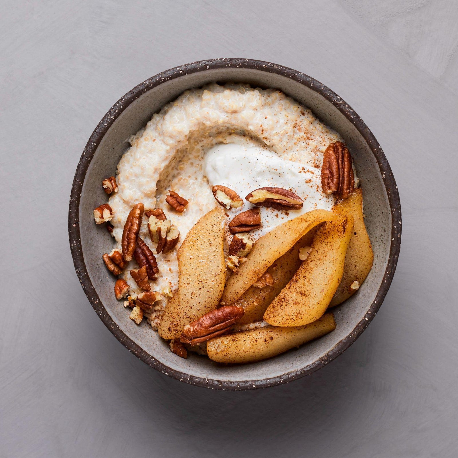 Owsianka quinoa z pieczoną gruszką i orzechami pekan