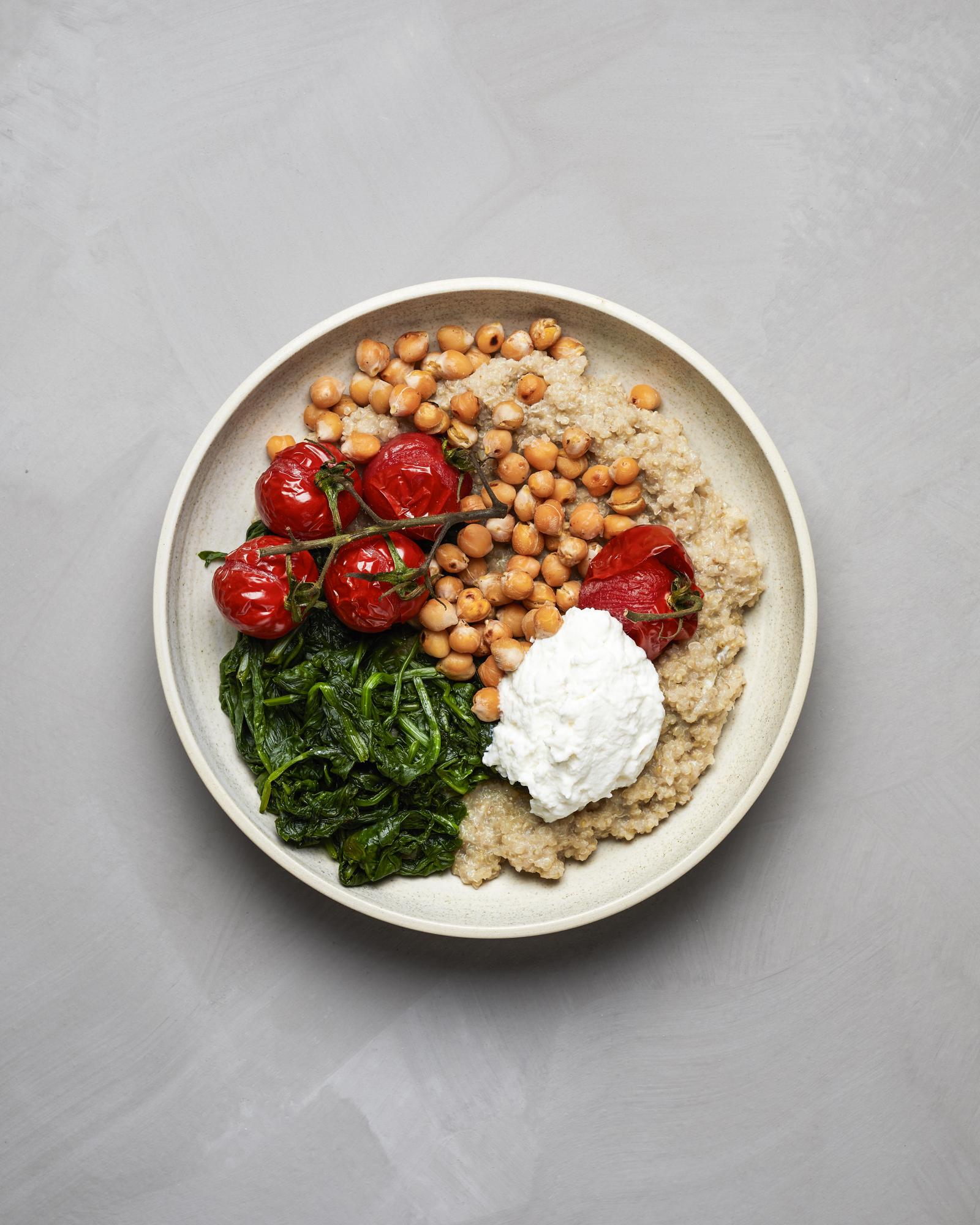 Kasza quinoa z ricottą, pieczonymi pomidorami i ciecierzycą